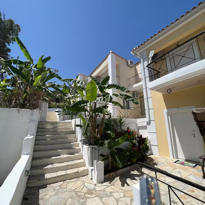 Entrance and outdoor area at Paris' House